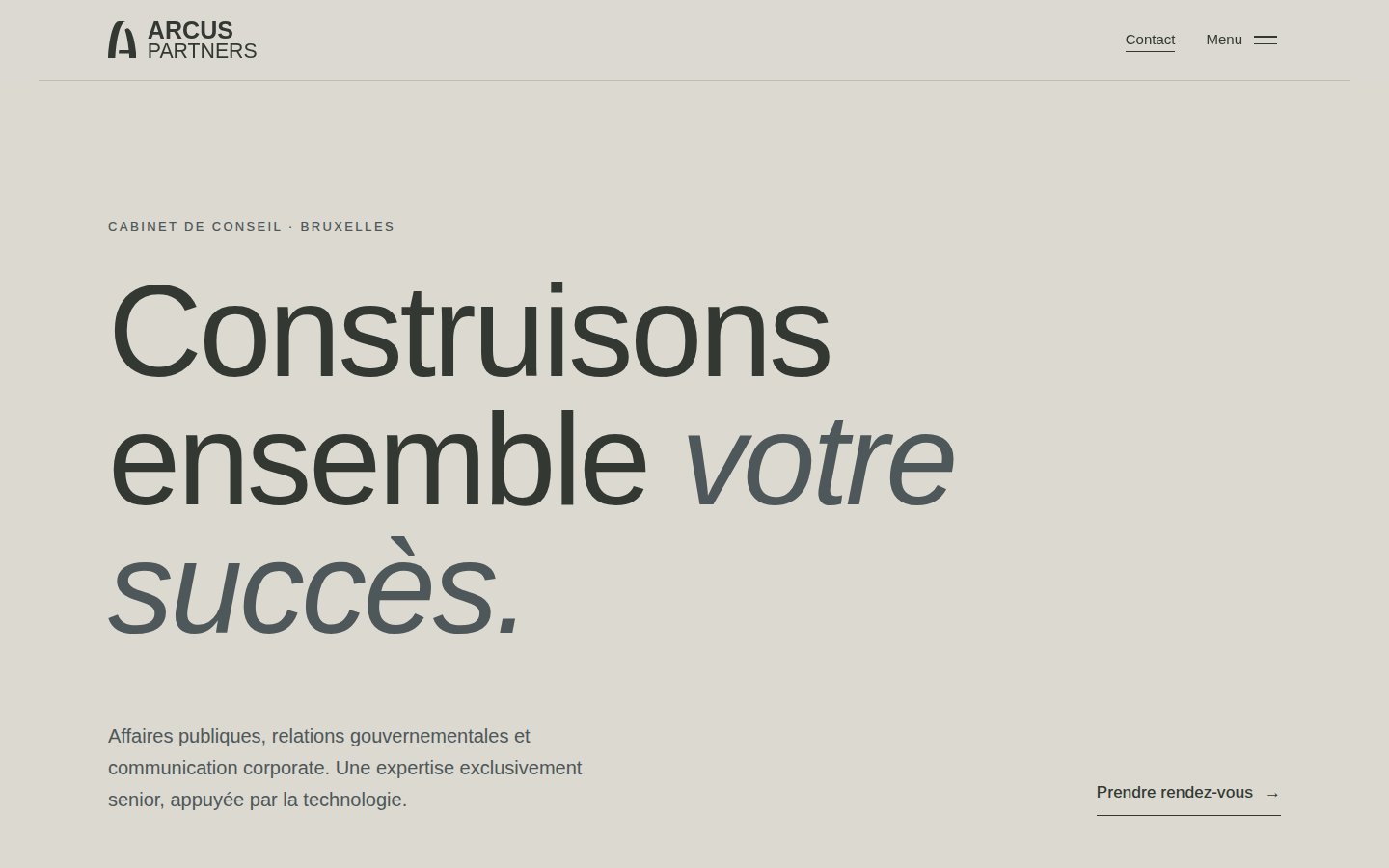 Aperçu de la piste 2 : fond papier, très grand titre sans-serif avec mots en italique